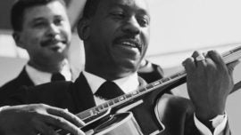 Wes Montgomery haciendo el amor a la guitarra