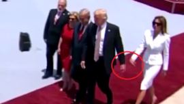 Melania rechaza la mano de Trump