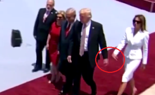 Melania rechaza la mano de Trump