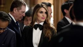 El esmoquin de Hope Hicks, la asesora de Trump