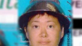 Una mujer usa un colador de fideos en su cabeza para el carnet de conducir