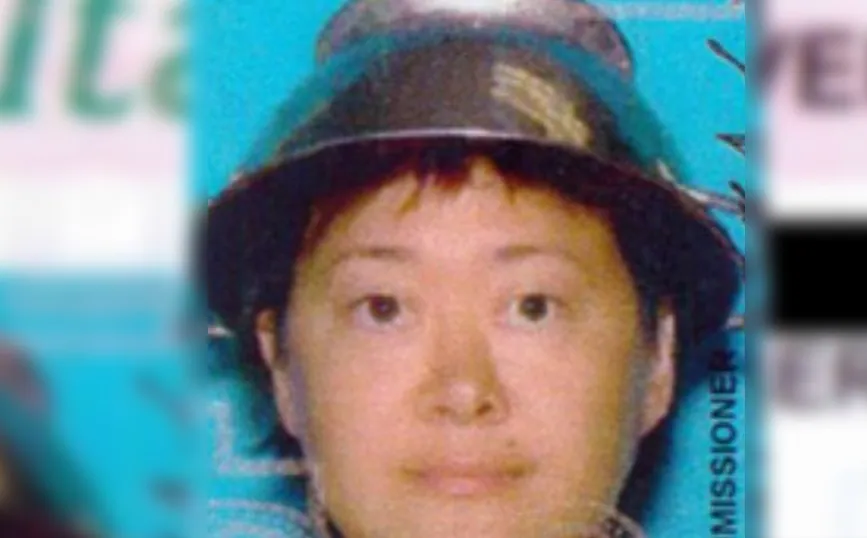Una mujer usa un colador de fideos en su cabeza para el carnet de conducir
