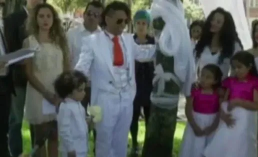 Un hombre se casa con un árbol en Colombia