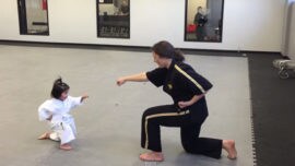 Niña de tres años experta en artes marciales sorprende en la Red