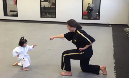 Niña de tres años experta en artes marciales sorprende en la Red