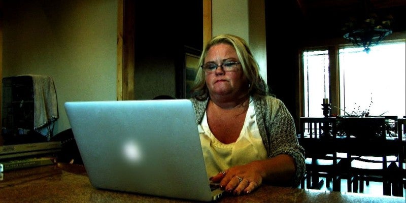 Una mujer envía un millón de dólares a cibernovio sin conocerlo