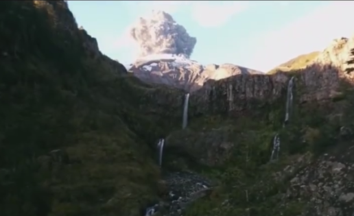 Turista graba la erupción del volcán Calbuco en Chile