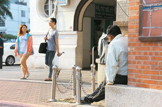 Hombre lleva esperando 20 años a su cita con una mujer