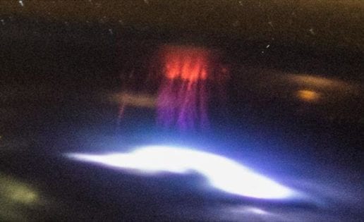 Captan un enigmático espectro rojo con forma de medusa sobre México
