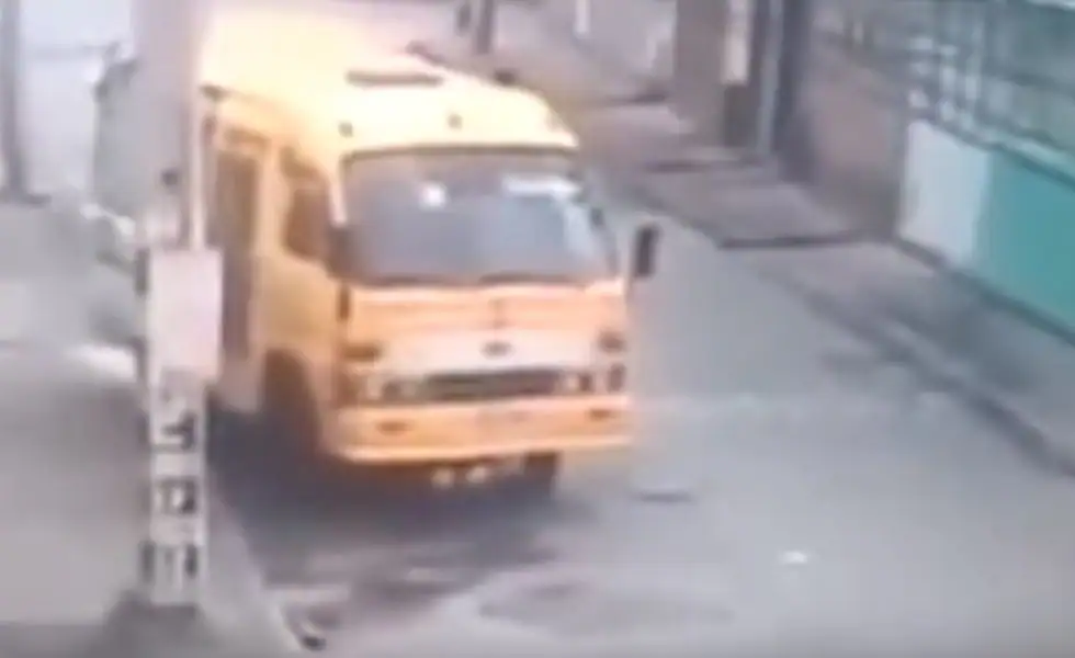 Autobús sin conductor arranca solo y provoca un accidente en Colombia