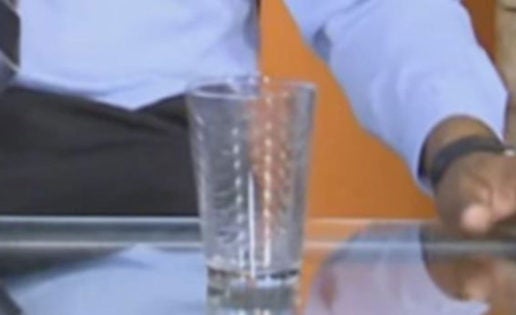 ¿Fantasma mueve un vaso en un programa en directo?