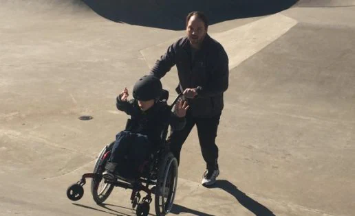 Padre lleva a su hijo con parálisis a una pista de skate y esto fue lo que pasó