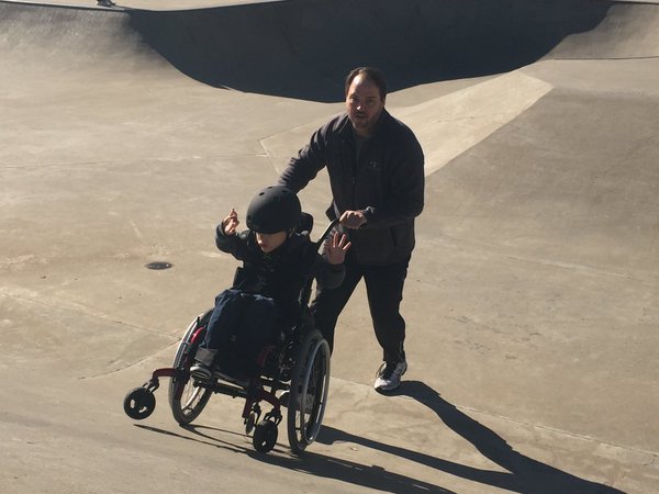 Padre lleva a su hijo con parálisis a una pista de skate y esto fue lo que pasó