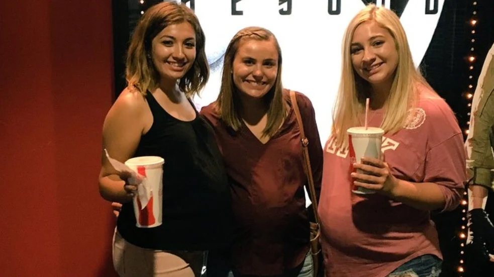 Finge embarazo para comerse una sandía en el cine