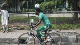 Futbolista recorre 103 kilómetros con un balón en la cabeza