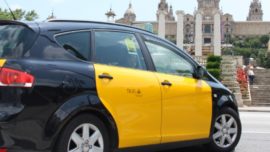 Un taxista de Barcelona devuelve una maleta con 10.000 euros