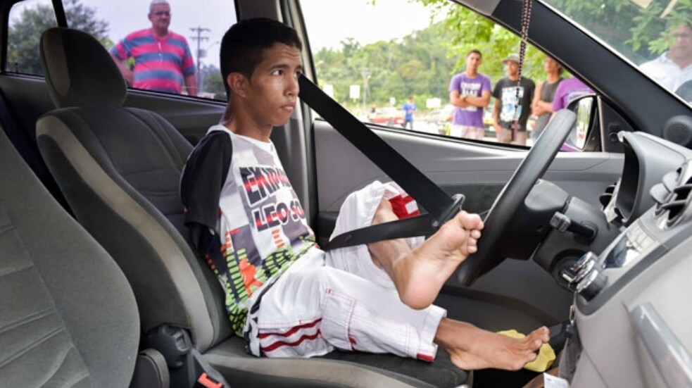 Un joven sin brazos aprueba el examen práctico de conducir