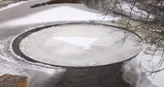 Aparece un raro círculo de hielo en un río de Michigan