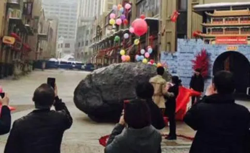 Un joven chino pide matrimonio a su novia con un meteorito