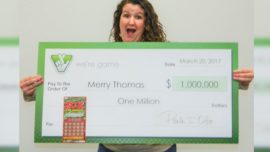 Una mujer le enseña a su amiga cómo jugar a la lotería y… gana 1 millón de dólares