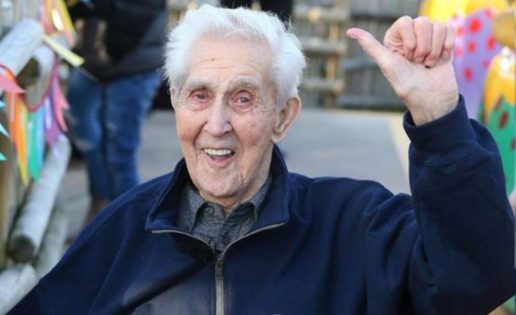 Un anciano cumple 105 años y lo celebra subiéndose en una montaña rusa