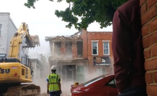 Expertos en demoliciones derriban el edificio equivocado