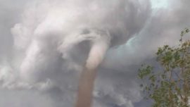 Desafía a un tornado mientras corta el césped de su casa