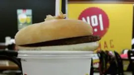 La nueva forma de comer hamburguesas en Japón