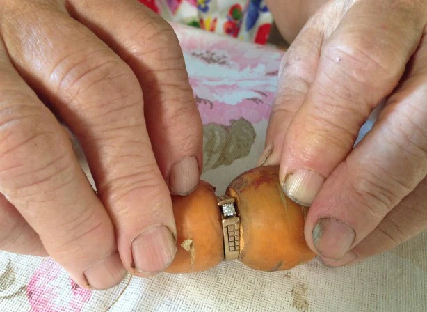 Una mujer de 84 años perdió su anillo de compromiso en el jardín y 13 años después lo encuentra en una zanahoria