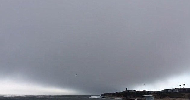 La enorme nube que cubrió una playa de California