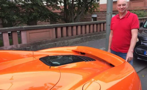 Un burro confunde un coche de 300.000 euros con una zanahoria e intenta comérselo
