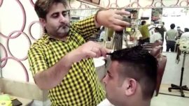 El peluquero que corta el pelo usando 15 tijeras a la vez