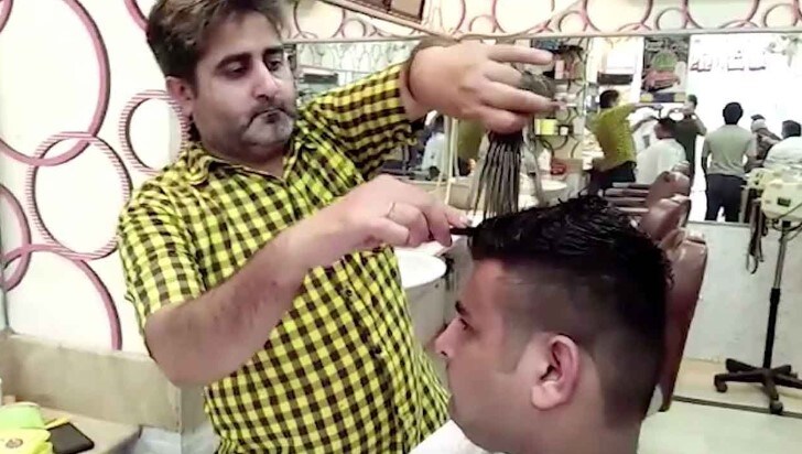 El peluquero que corta el pelo usando 15 tijeras a la vez