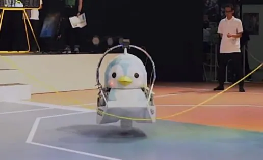 Un robot pingüino logra un récord Guinness saltando a la comba