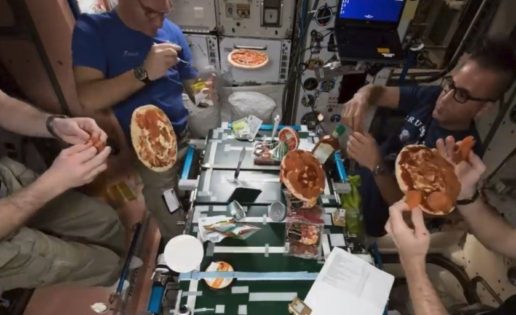 Así se hacen los astronautas una pizza en el espacio