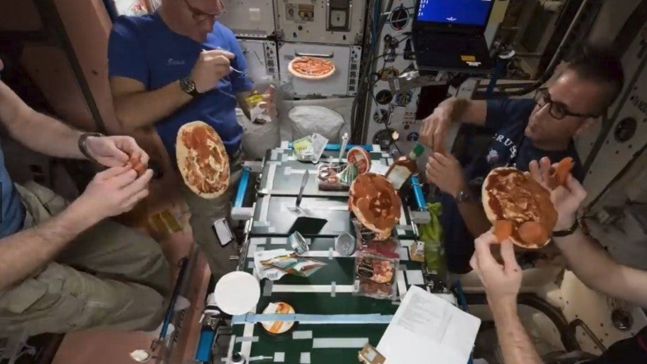 Así se hacen los astronautas una pizza en el espacio