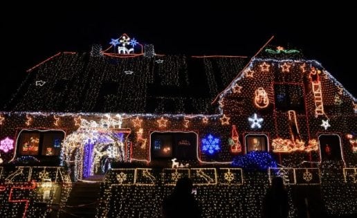 Una familia compra 530.000 luces de Navidad para decorar su casa