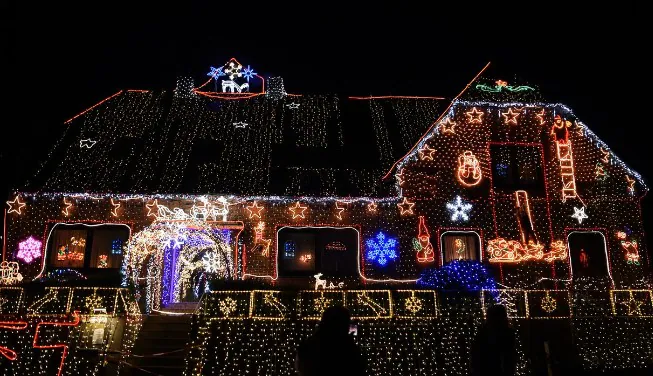 Una familia compra 530.000 luces de Navidad para decorar su casa