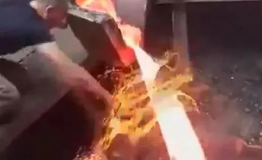 Un hombre causa asombro después de poner su mano en metal fundido y no quemarse