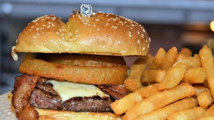 Un restaurante vende una hamburguesa por 2.500 euros que incluye un anillo de compromiso