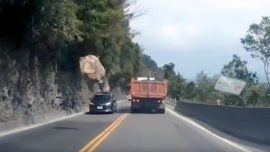 Un conductor graba cómo cae una roca a escasos centimetros de su coche