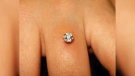 Piercings en los dedos como anillo de boda, la última moda