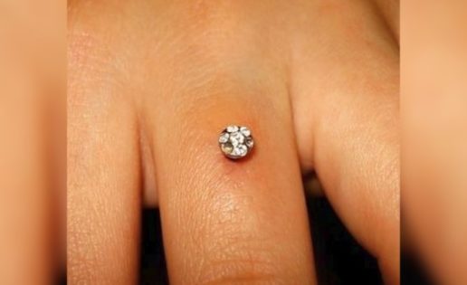 Piercings en los dedos como anillo de boda, la última moda