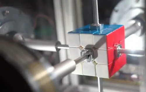 Robot resuelve el cubo de Rubik en 0,38 segundos