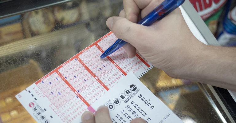 Un hombre encuentra un boleto de lotería que había perdido y gana 4 millones de dólares