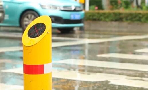 Crean un sistema que echa agua a peatones que cruzan el semáforo en rojo
