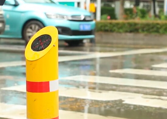 Crean un sistema que echa agua a peatones que cruzan el semáforo en rojo