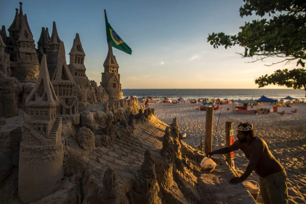 Un brasileño lleva 22 años viviendo en un castillo de arena