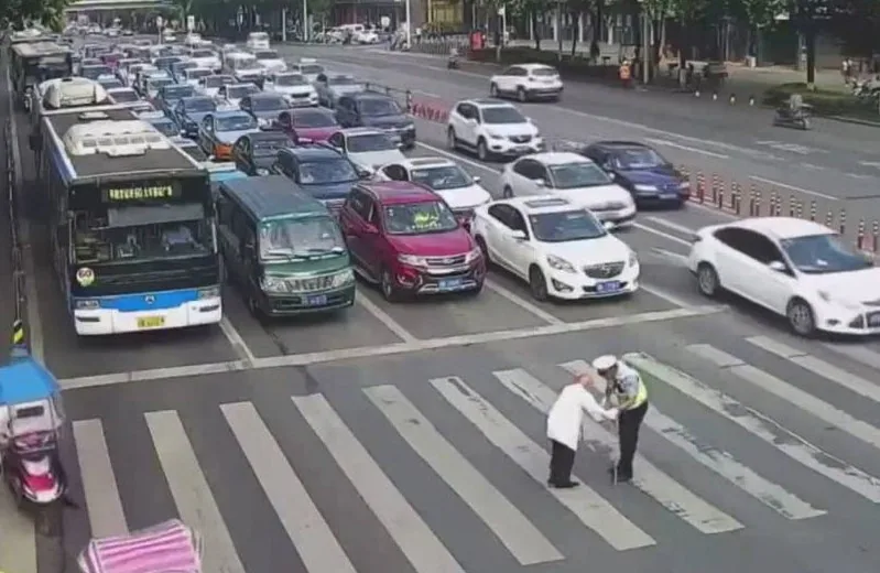 El gran gesto de un policía para ayudar a un anciano a cruzar la calle