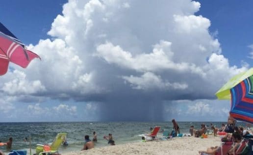 Captan alucinante nube en una playa de Alabama